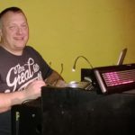 DJ Dieter hat Spaß bei der Arbeit